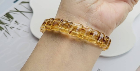 Which hand is lucky for a woman wearing citrine