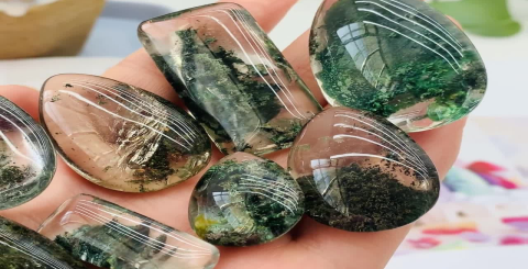 Who is suitable to wear green ghost crystal