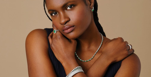The disadvantages of women wearing navy blue jewelry