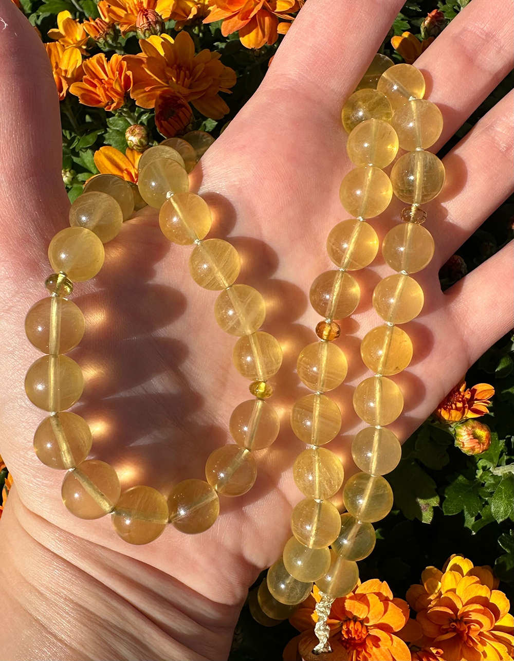 The effect of wearing yellow crystal on the right hand