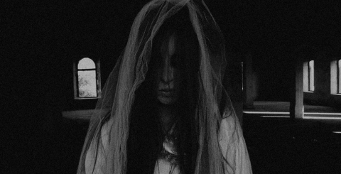 Ladies wearing white ghosts are prohibited from wearing them