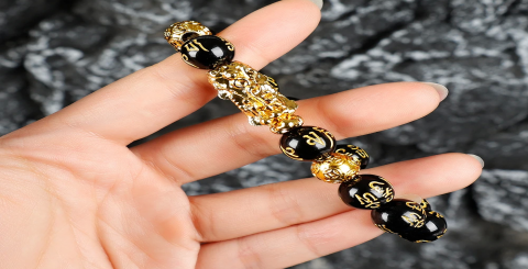The correct way for women to wear Pixiu bracelets