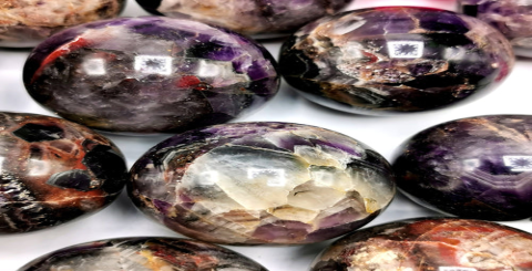 Using Himalayan white crystal spiritual protection to purify the living environment