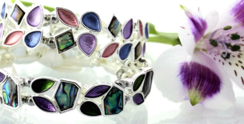 The symbolism of the amethyst bracelet and the fox crouching